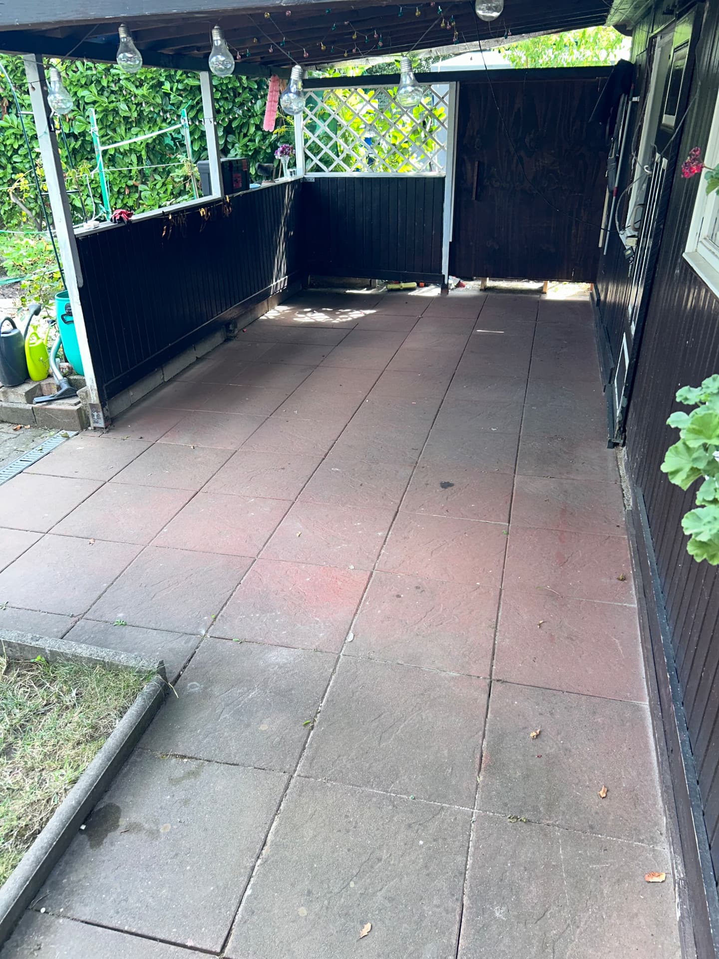 Terrasse vor der Reinigung – mit Algen, Moos und Verschmutzung