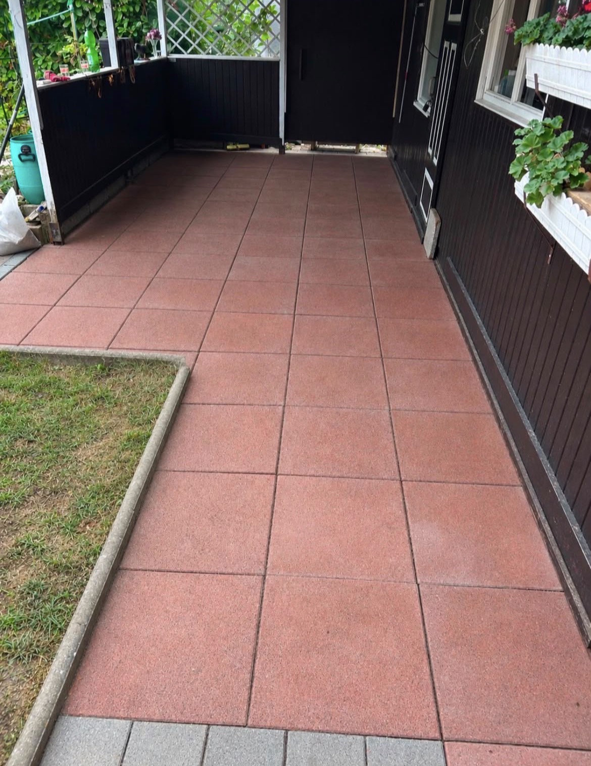 Dieselbe Terrasse nach der Hochdruckreinigung – sauber und frisch